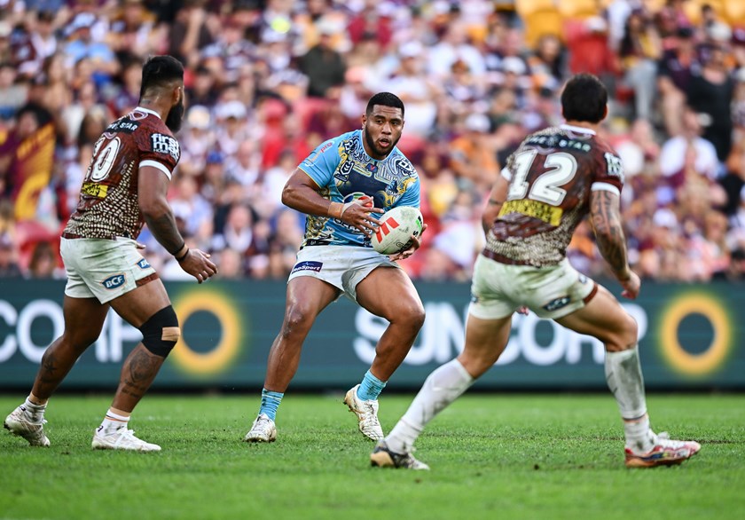 Moe Fotuaika runs the ball for the Titans and faces off against Payne Haas. 