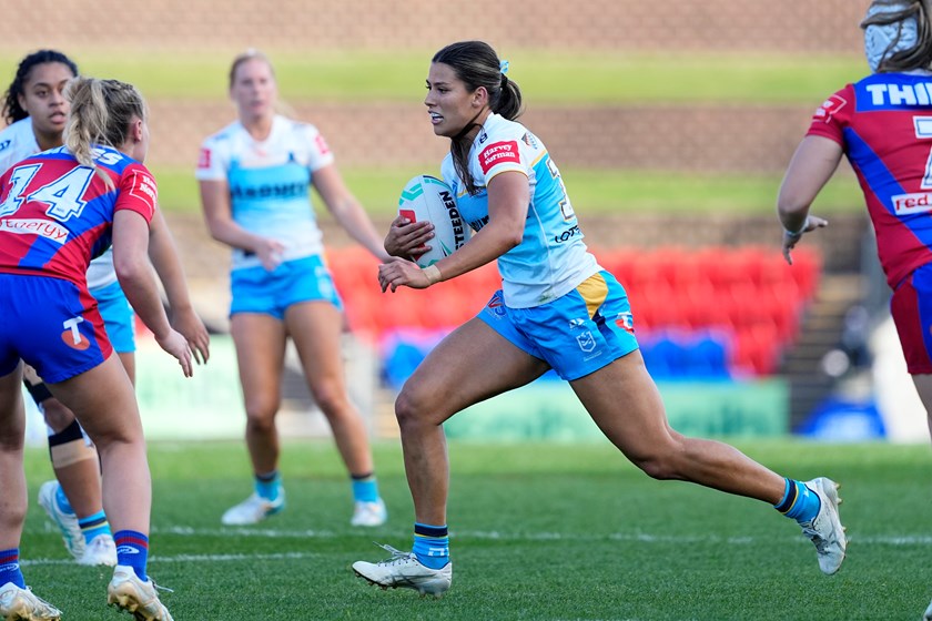 Shaylee Bent with the ball for the Titans.